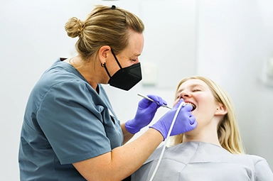Mitarbeiterin C. Gramlich in der Behandlung einer Patientin.