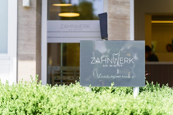 Eingangsschild vor der Zahnarztpraxis in Northeim.