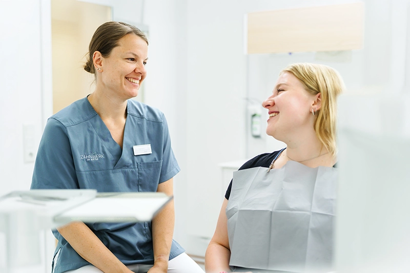 D. Vogelbein in Gespräch mit Patientin.