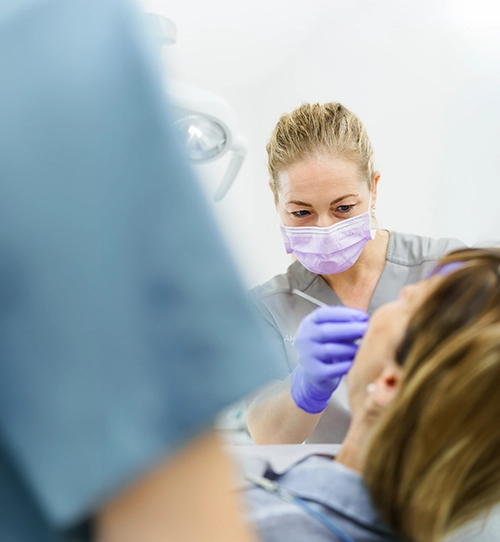 Zahnärztin Maria Knöchelmann-Deerberg in Behandlung einer Patientin.
