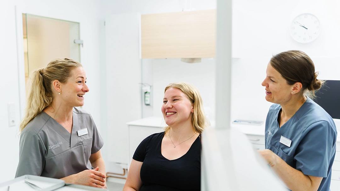 Maria Knöchelmann-Deerberg und D. Vogelbein in Gespräch mit Patientin.