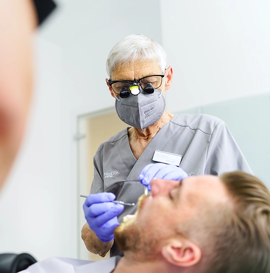 Dr. Ralf Voßler in Behandlung an einem Patienten.