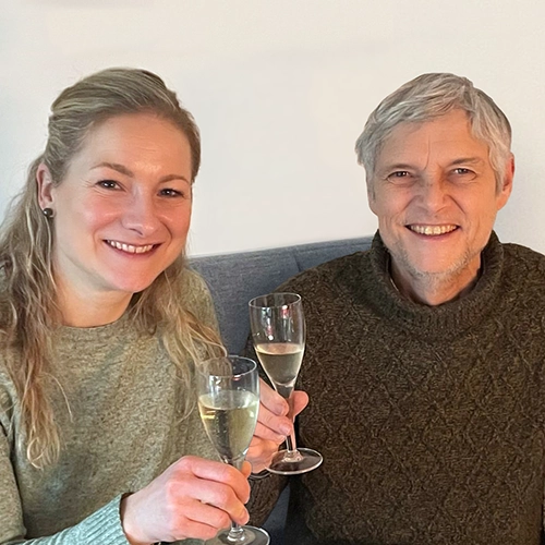 Ralf Voßler und Maria Knöchelmann-Deerberg stoßen gemeinsam an.