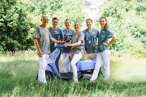 Team der Praxis im Garten.