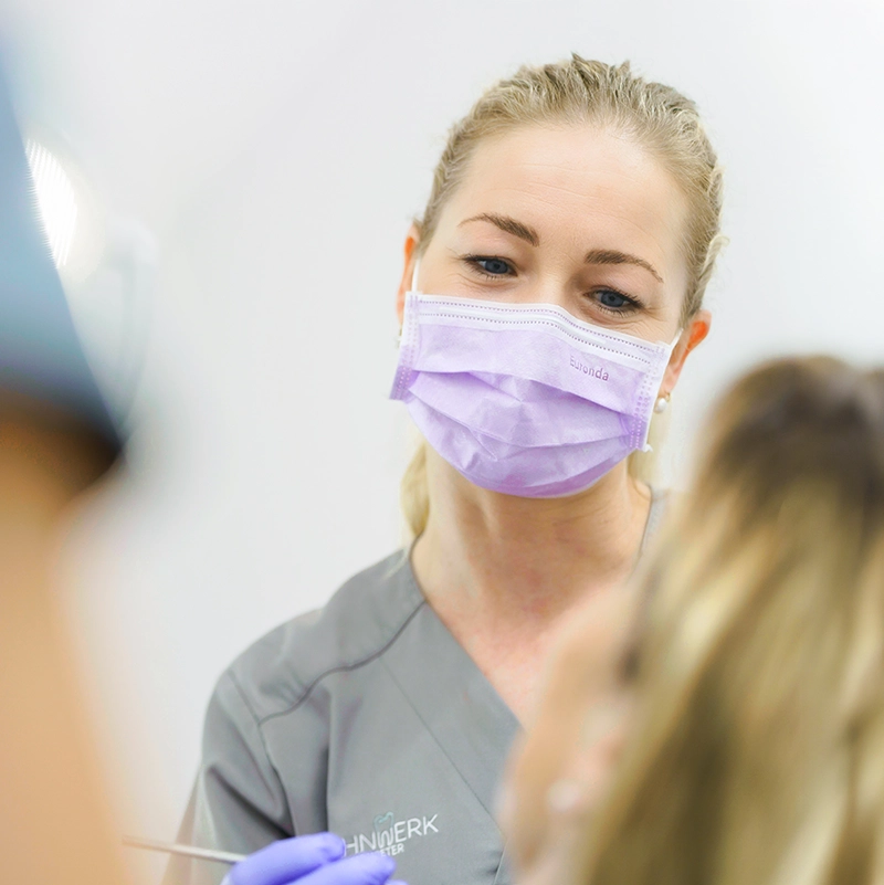 Maria Knöchelmann-Deerberg in Gespräch mit Patientin.